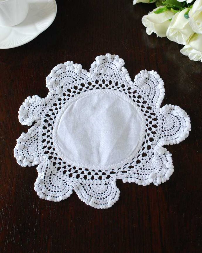 アンティーク 布製の雑貨　アンティーク雑貨　フランスで出会ったハンドメイドのアンティークドイリーレース 。上から見ると･･･こんな形のドイリーです。(m-3139-z)