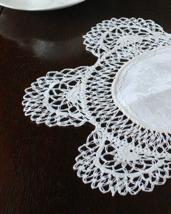 アンティーク 布製の雑貨　アンティーク雑貨　フランスで見つけたアンティーク雑貨、お花のようなかたちのドイリー。一枚一枚手作業で丁寧に編み込まれていますハンドメイドの繊細さとあたたかさがあります。(m-3148-z)