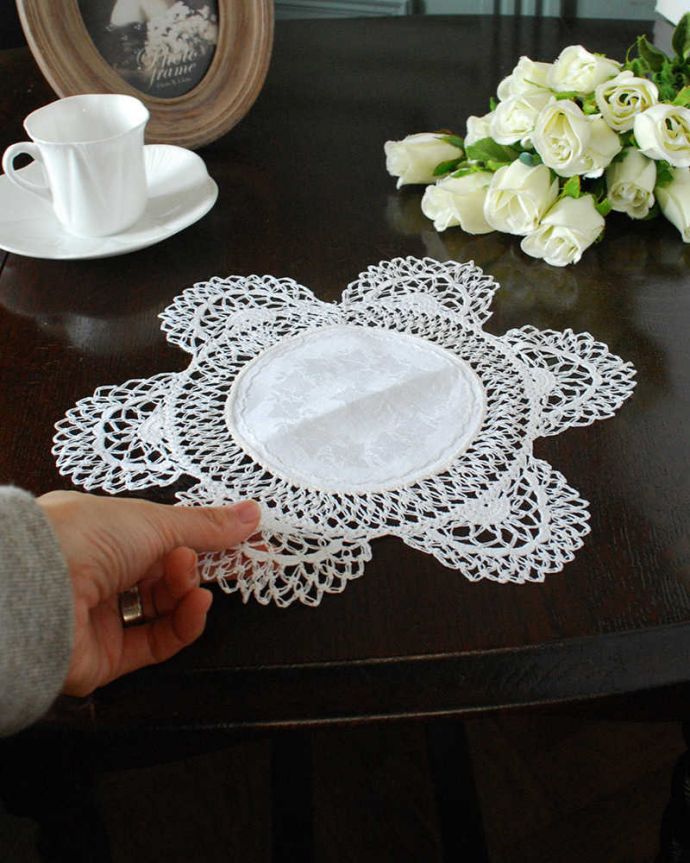 アンティーク 布製の雑貨　アンティーク雑貨　フランスで見つけたアンティーク雑貨、お花のようなかたちのドイリー。コンディションの良いものだけを選びましたアンティークなので、多少の汚れやシミがある場合がありますが、キレイなものだけを選んできました。(m-3148-z)