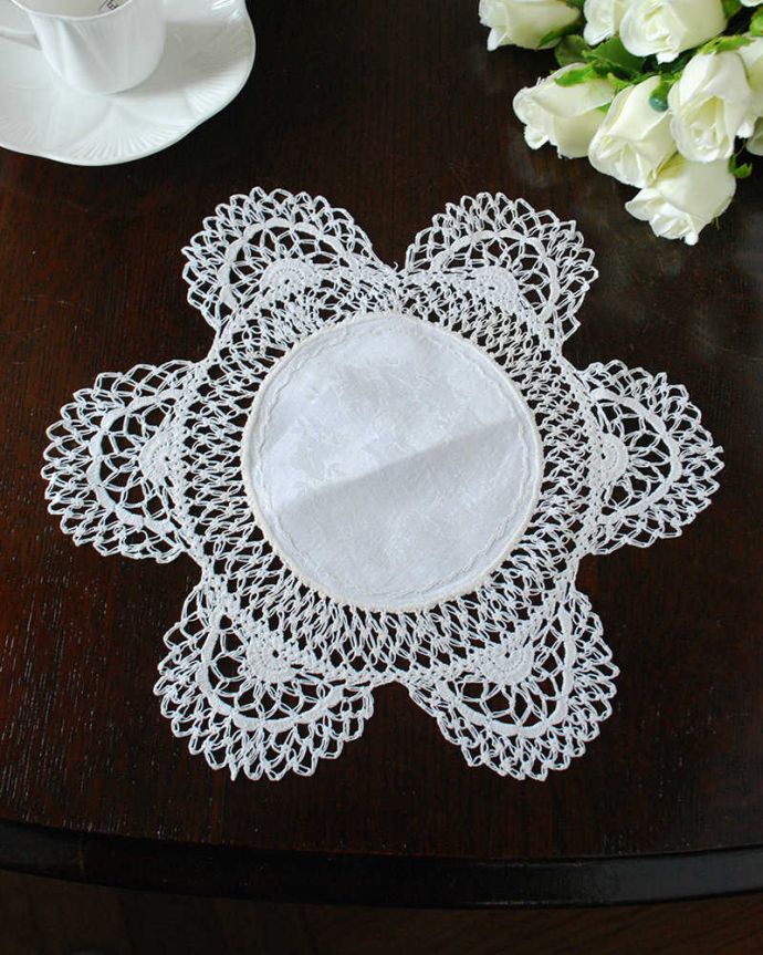 アンティーク 布製の雑貨　アンティーク雑貨　フランスで見つけたアンティーク雑貨、お花のようなかたちのドイリー。上から見ると･･･こんな形のドイリーです。(m-3148-z)