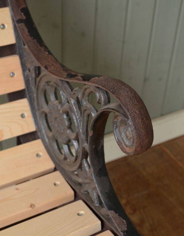 イギリスから届いたアンティークのアイアンベンチ（ガーデンチェア）(m