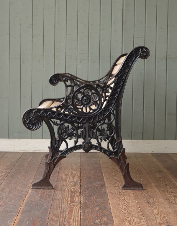 イギリスから届いたアンティークのアイアンベンチ（ガーデンチェア）(m