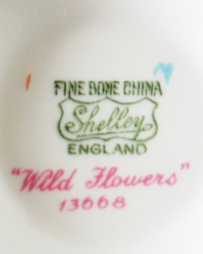 シェ―リー窯 アンティーク雑貨 シェリーのワイルドフラワー(Wild Flower)、アンティークカップ&ソーサートリオ。裏側には品質の証1940~1966年製造のシェリーのバックスタンプがあります。(m-3156-z)