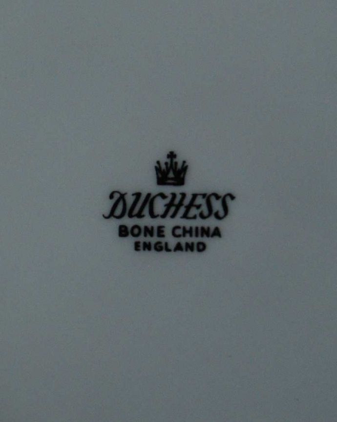 アンティーク雑貨 バラが美しいＤUCHESS（ダッチェス）のアンティークカップ＆ソーサートリオ。裏側には品質の証ひっくり返して見ると、こんな感じのポーセリンマークを見つけることが出来ます。(m-3161-z)