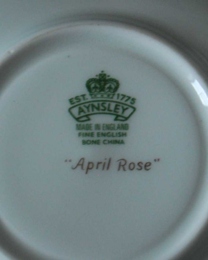 アンティーク 陶磁器の雑貨　アンティーク雑貨　Aynsley(エインズレイ)社のApril Roseシリーズ、アンティークカップ＆ソーサートリオ。裏側には品質の証ひっくり返して見ると、こんな感じのポーセリンマークを見つけることが出来ます。(m-3164-z)