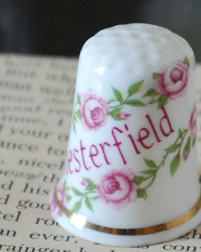 アンティーク 陶磁器の雑貨　アンティーク雑貨　ピンクのローズとchesterfield（チェスターフィールド）のアンティークシンブル。幸運を呼ぶ女性のためのコレクションアイテムシンブルとは、上流階級の女性がたしなみとして行ったお裁縫の時に使った指ぬきのこと。(m-3166-z)