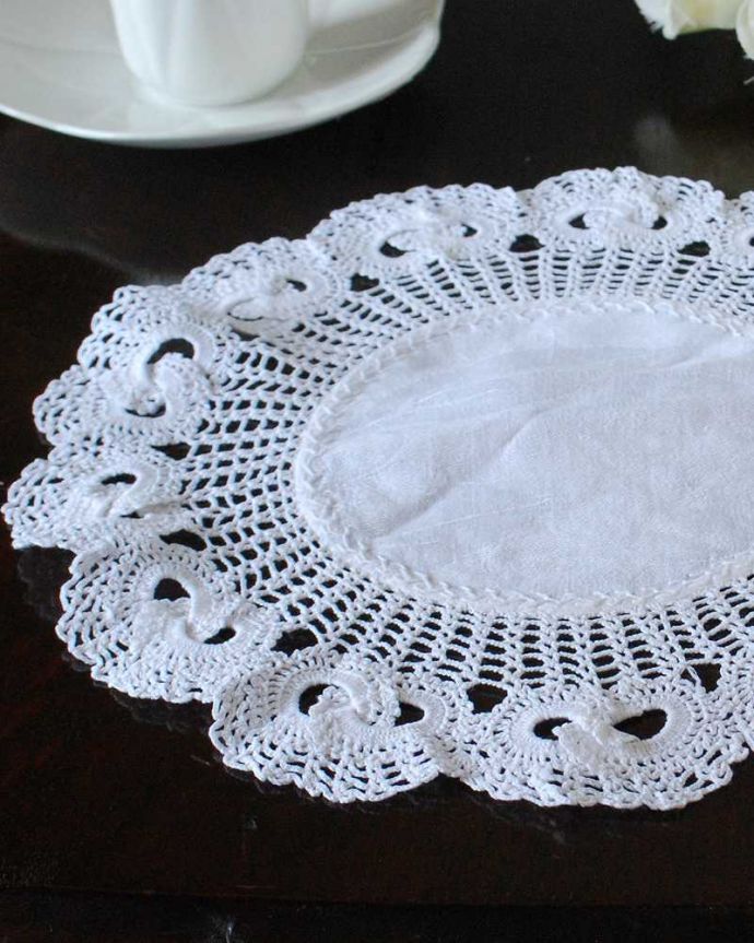 アンティーク 布製の雑貨　アンティーク雑貨　ハンドメイドのフランスアンティーク雑貨、お花のデザインが可愛いドイリーレース。一枚一枚手作業で丁寧に編み込まれていますハンドメイドの繊細さとあたたかさがあります。(m-3172-z)