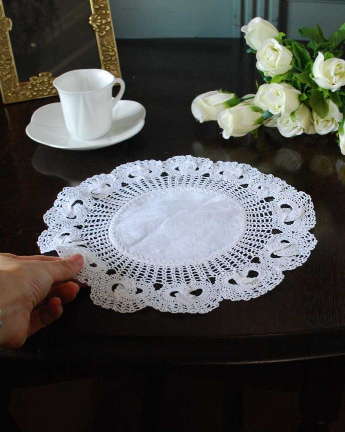 アンティーク 布製の雑貨　アンティーク雑貨　ハンドメイドのフランスアンティーク雑貨、お花のデザインが可愛いドイリーレース。コンディションの良いものだけを選びましたアンティークなので、多少の汚れやシミがある場合がありますが、キレイなものだけを選んできました。(m-3172-z)