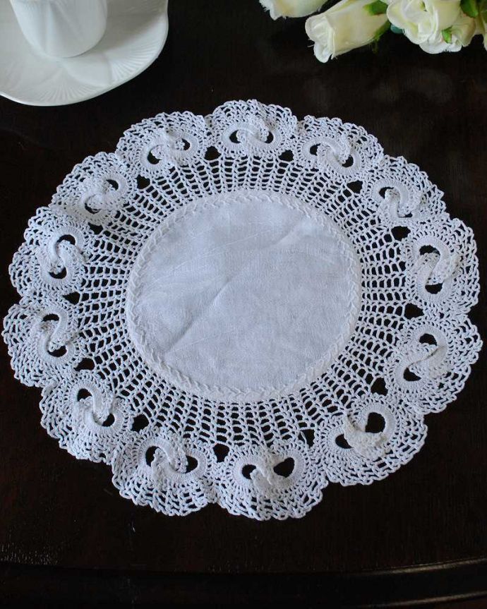 アンティーク 布製の雑貨　アンティーク雑貨　ハンドメイドのフランスアンティーク雑貨、お花のデザインが可愛いドイリーレース。上から見ると･･･こんな形のドイリーです。(m-3172-z)