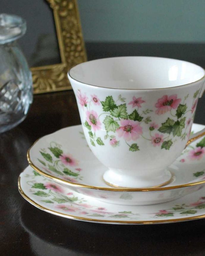 アンティーク雑貨 Queen Anne（クィーンアン）のアンティークカップ＆ソーサートリオ。飾って使って楽しむ小さなアンティーク英国のアフタヌーンティーには欠かせない美しい模様のトリオ。(m-3177-z)