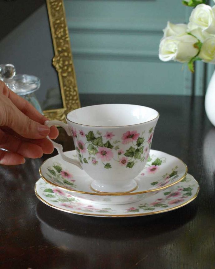 アンティーク雑貨 Queen Anne（クィーンアン）のアンティークカップ＆ソーサートリオ。お茶の時間をもっと優雅に･･･眺めているだけじゃもったいないので、使って楽しんで下さい。(m-3177-z)