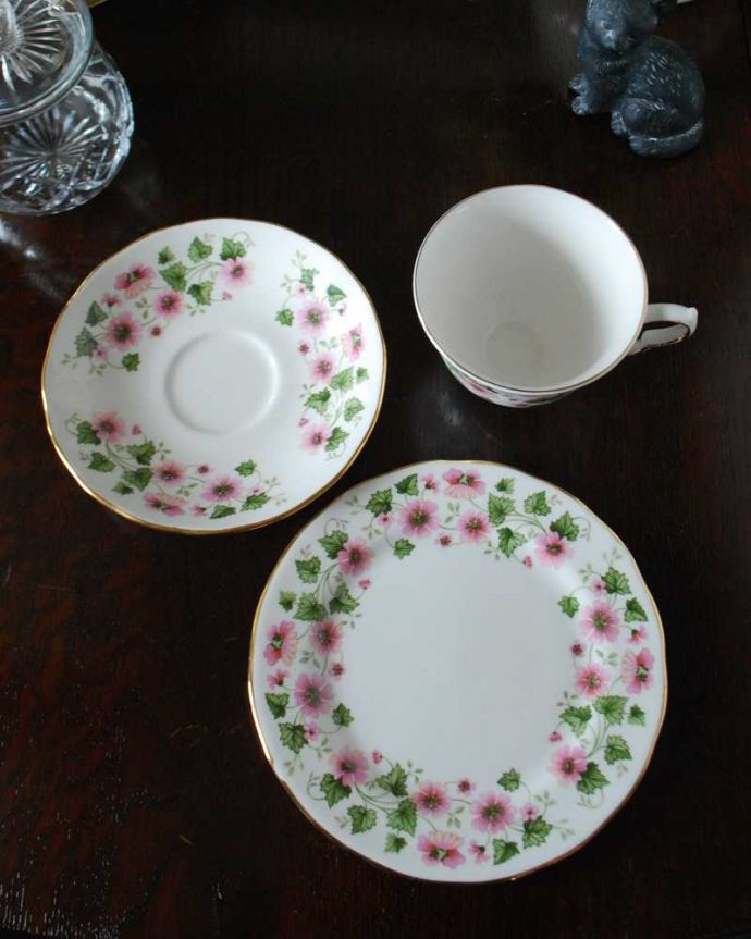 アンティーク雑貨 Queen Anne（クィーンアン）のアンティークカップ＆ソーサートリオ。上から見るとこんな感じです状態のいいものだけを選んでいますが、アンティークなのでキズや欠けがある場合があります。(m-3177-z)