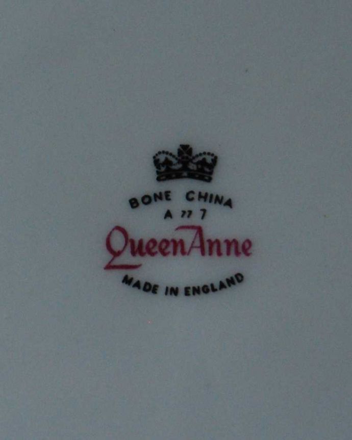 アンティーク雑貨 Queen Anne（クィーンアン）のアンティークカップ＆ソーサートリオ。裏側には品質の証ひっくり返して見ると、こんな感じのポーセリンマークを見つけることが出来ます。(m-3177-z)