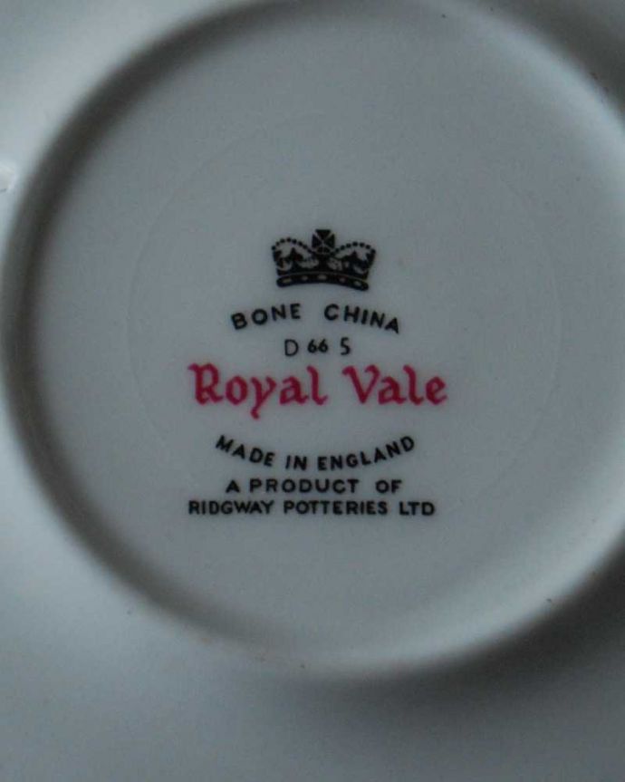 アンティーク 陶磁器の雑貨　アンティーク雑貨　ブルーのお花が美しいイギリスのロイヤルベールのアンティークカップ＆ソーサー。裏側には品質の証製造メーカー保証の意味がこもった窯印、ポーセリンマークがあります。(m-3178-z)