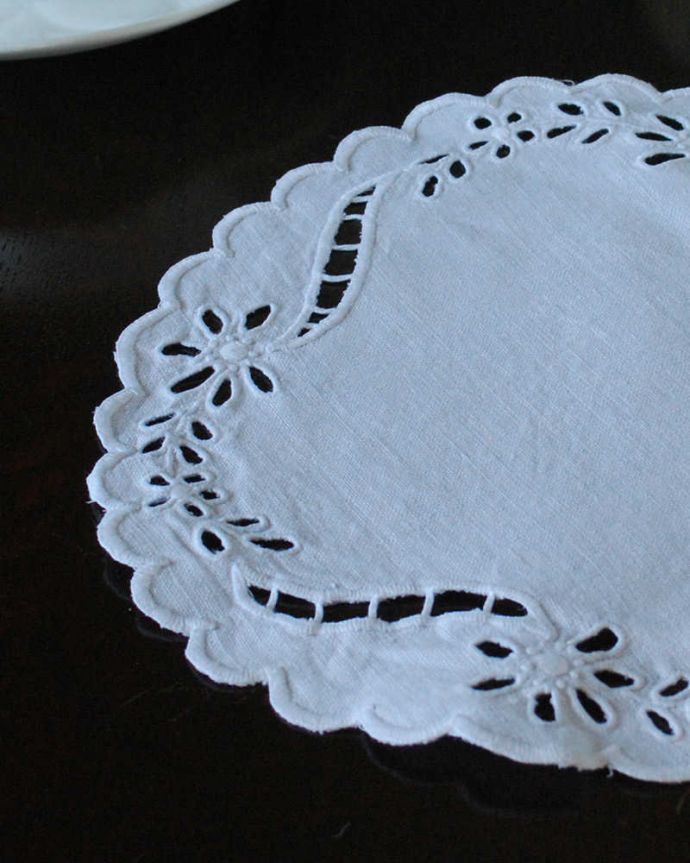 アンティーク 布製の雑貨 アンティーク雑貨 フランスで見つけたカットワークも素敵なアンティーククロス(ドイリー)。一枚一枚手作業で丁寧に編み込まれていますハンドメイドの繊細さとあたたかさがあります。(m-3198-z)