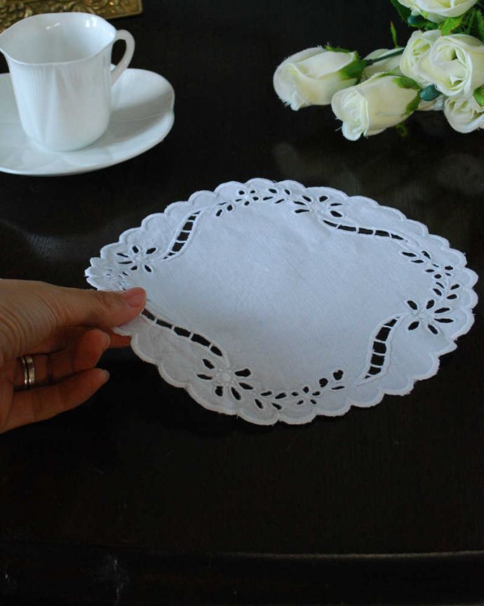 アンティーク 布製の雑貨 アンティーク雑貨 フランスで見つけたカットワークも素敵なアンティーククロス(ドイリー)。コンディションの良いものだけを選びましたアンティークなので、多少の汚れやシミがある場合がありますが、キレイなものだけを選んできました。(m-3198-z)