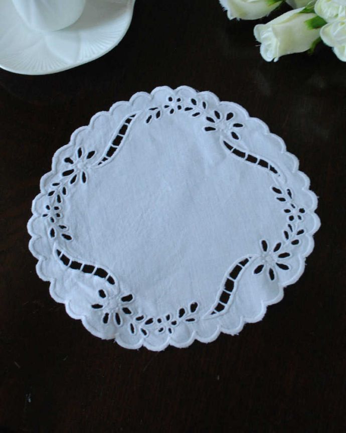 アンティーク 布製の雑貨 アンティーク雑貨 フランスで見つけたカットワークも素敵なアンティーククロス(ドイリー)。上から見ると・・・こんな形のドイリーです。(m-3198-z)