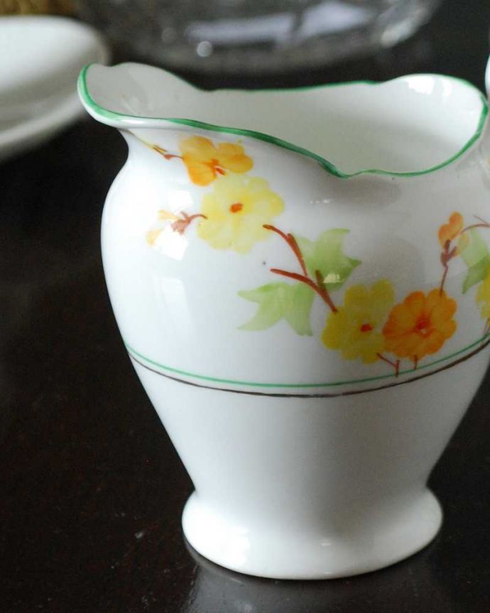 アンティーク 陶磁器の雑貨 アンティーク雑貨 黄色のお花が描かれたイギリスで見つけたアンティークミルクポット。お茶の時間に欠かせないミルクピッチャー紅茶を愛する英国のお茶の時間に欠かせないミルクティーのために作られた陶磁器のミルクピッチャー。(m-3207-z)