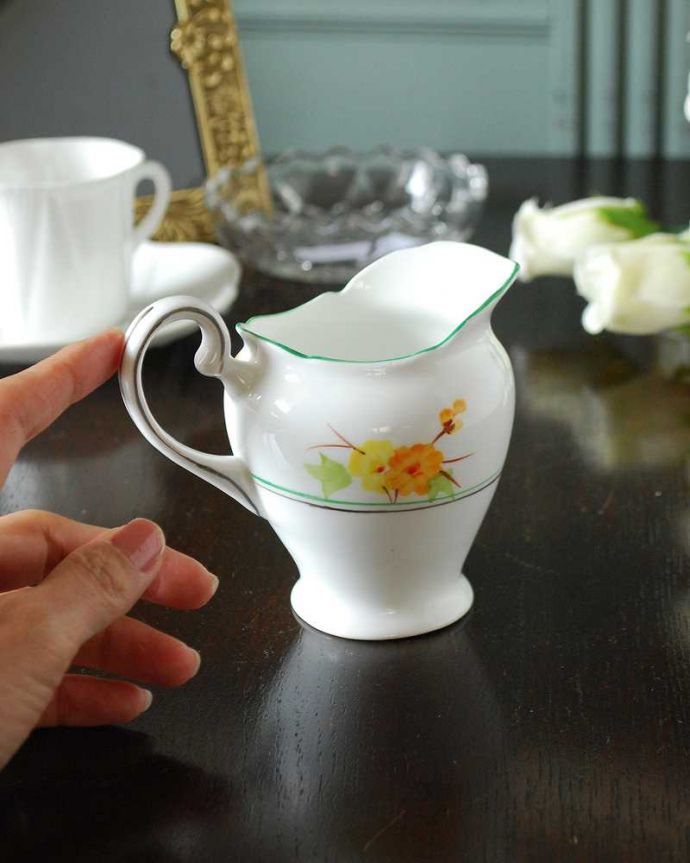 アンティーク 陶磁器の雑貨 アンティーク雑貨 黄色のお花が描かれたイギリスで見つけたアンティークミルクポット。自分だけの使い方で使ってみましょうたっぷりミルクが注げるように、英国のミルクピッチャーのサイズは他の国のものと比べて大きめに作られていて実用的。(m-3207-z)