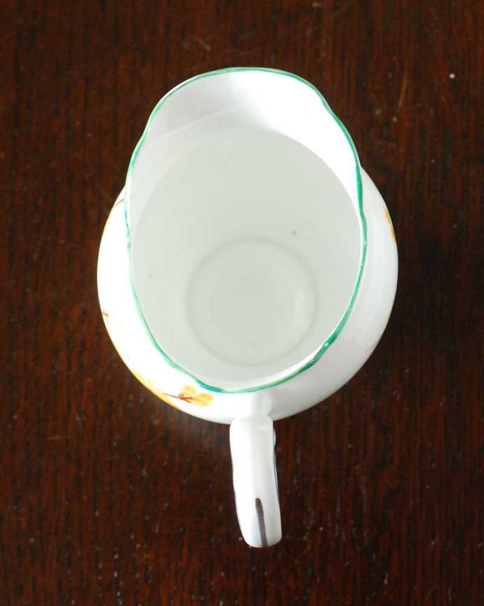 アンティーク 陶磁器の雑貨 アンティーク雑貨 黄色のお花が描かれたイギリスで見つけたアンティークミルクポット。上から見るとこんな感じです状態のいいものだけを選んでいますが、アンティークなのでキズや欠けがある場合があります。(m-3207-z)