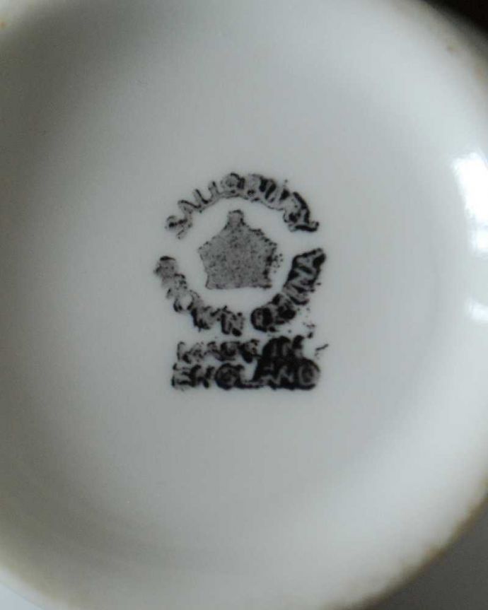 アンティーク 陶磁器の雑貨 アンティーク雑貨 黄色のお花が描かれたイギリスで見つけたアンティークミルクポット。裏側には品質の証製造メーカー保証の意味がこもった窯印、ポーセリンマークがあります。(m-3207-z)