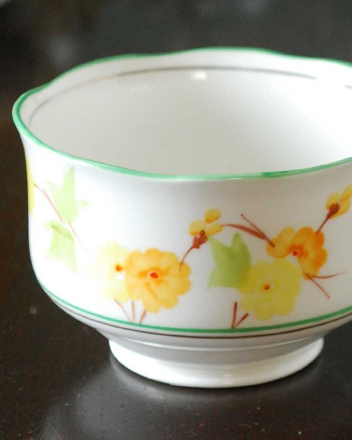 アンティーク 陶磁器の雑貨 アンティーク雑貨 黄色のお花が描かれたイギリスで見つけたアンティークシュガーボウル。お茶の時間を華やかにしてくれるアンティークティータイムを楽しむための茶道具の一つシュガーボウル。(m-3208-z)