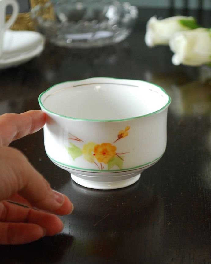 アンティーク 陶磁器の雑貨 アンティーク雑貨 黄色のお花が描かれたイギリスで見つけたアンティークシュガーボウル。自分流の使い方で楽しんでくださいアンティークなのでキズや汚れはありますが、使えるものだけを選んできました。(m-3208-z)