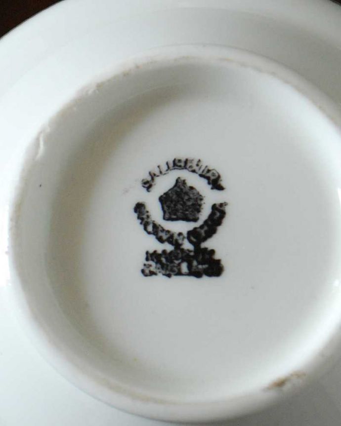 アンティーク 陶磁器の雑貨 アンティーク雑貨 黄色のお花が描かれたイギリスで見つけたアンティークシュガーボウル。裏側のポーセリンマーク製造メーカー保証の意味がこもった窯印、ポーセリンマークがあります。(m-3208-z)