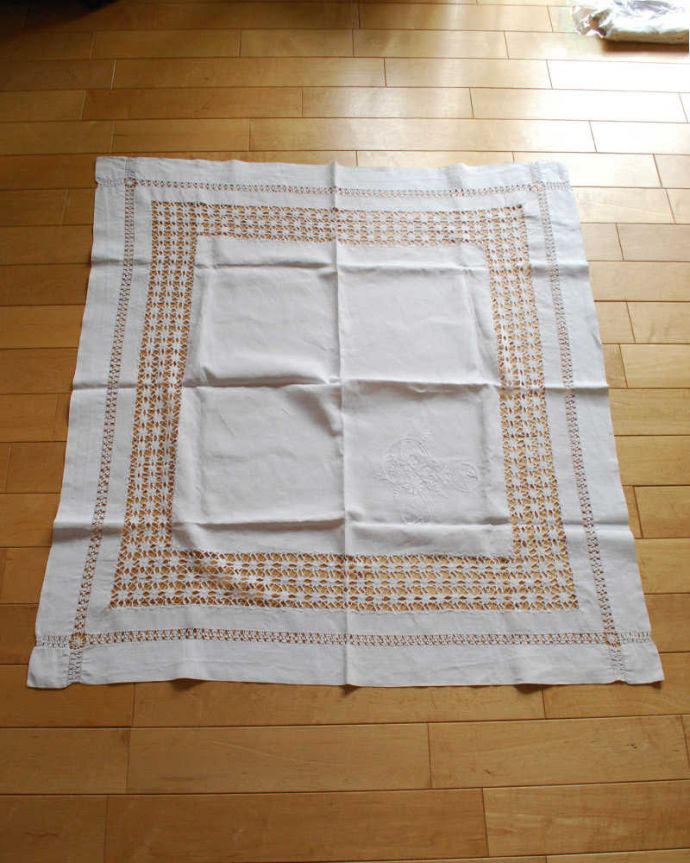 アンティーク 布製の雑貨 アンティーク雑貨 刺繍&カットワークの素敵なフランスアンティークのテーブルクロス(モノグラム刺繍R)。コンディションの良いものだけを選びましたアンティークなので、多少の汚れやシミがある場合がありますが、キレイなものだけを選んできました。(m-3212-z)