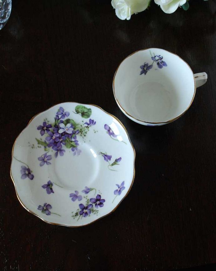 アンティーク雑貨 ハマースレイ窯のアンティークカップ＆ソーサー（すみれ柄、Victorian Violet ）。上から見るとこんな感じです状態のいいものだけを選んでいますが、アンティークなのでキズや欠けがある場合があります。(m-3218-z)