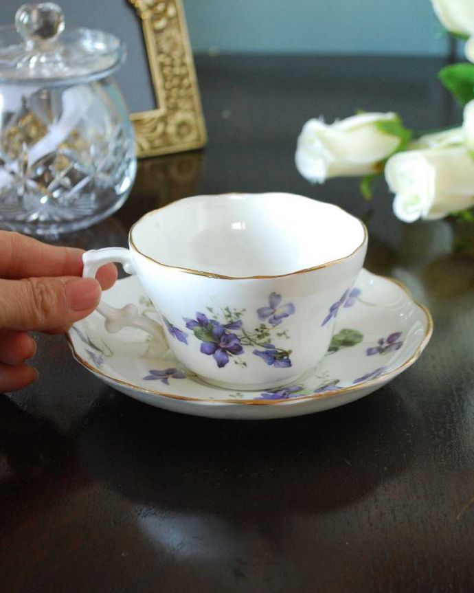 アンティーク雑貨 ハマースレイ窯のすみれ柄のアンティークカップ＆ソーサー（Victorian Violet ）。お茶の時間をもっと優雅に･･･眺めているだけじゃもったいないので、実用的に使って下さい。(m-3219-z)