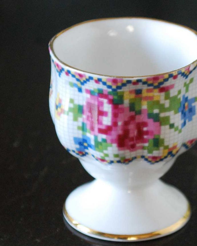 アンティーク 陶磁器の雑貨　アンティーク雑貨　ロイヤルアルバート社プチポワンシリーズのアンティークエッグスタンド。英国の朝食には欠かせないエッグスタンド日本ではこんな扱いはしないんだけれど、イギリスの朝食のテーブルコーディネートには欠かせないゆで玉子用のちょっと贅沢な器なんです。(m-3224-z)