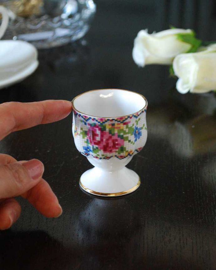 アンティーク 陶磁器の雑貨　アンティーク雑貨　ロイヤルアルバート社プチポワンシリーズのアンティークエッグスタンド。コンパクトなサイズが可愛いんです置いておくだけでほっこりしちゃう可愛いサイズ。(m-3224-z)