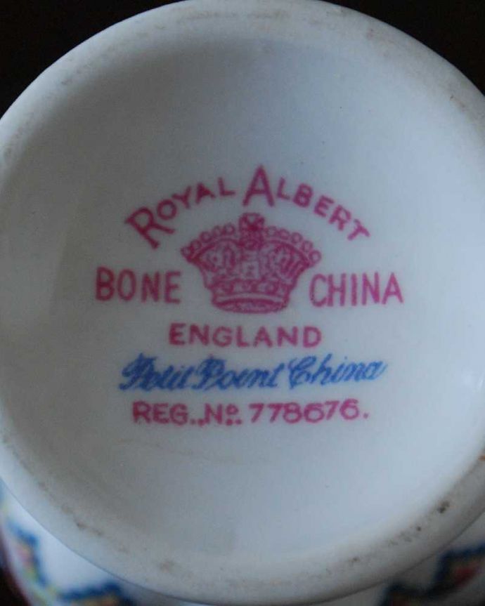 アンティーク 陶磁器の雑貨　アンティーク雑貨　ロイヤルアルバート社プチポワンシリーズのアンティークエッグスタンド。裏側には品質の証製造メーカー保証の意味がこもった窯印、ポーセリンマークがあります。(m-3224-z)