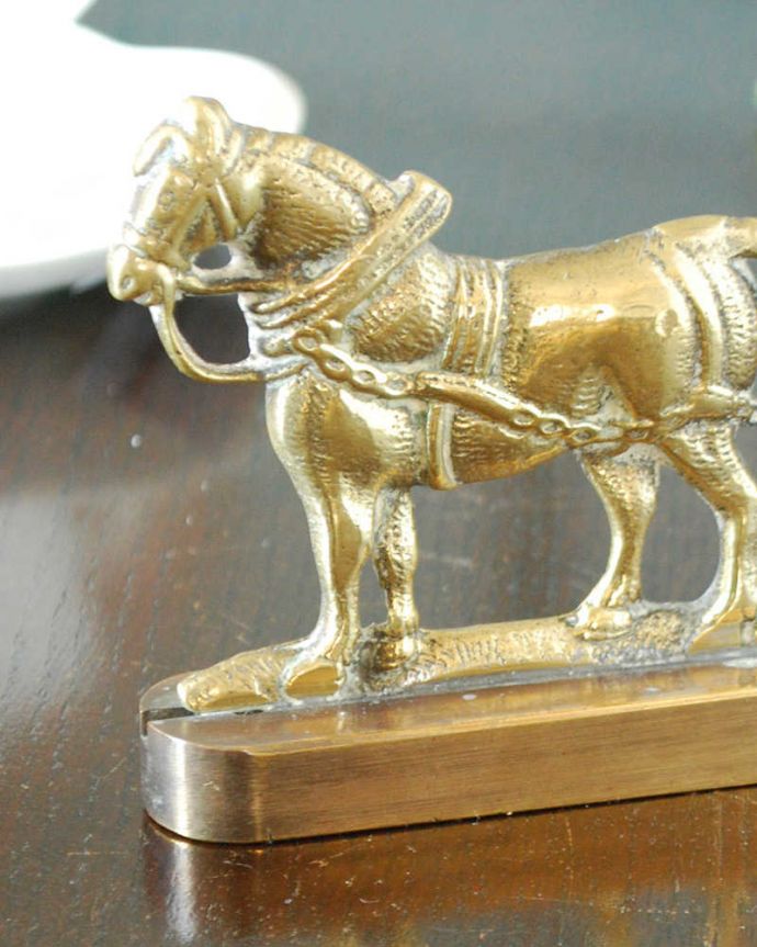 アンティーク 真鍮の雑貨　アンティーク雑貨　イギリス輸入アンティークの真鍮製雑貨、馬のオブジェ（オーナメント）。落ち着いた輝きが大人の雰囲気真鍮製なので、使っていくごとに味わい深い色合いに変化していきます。(m-3225-z)