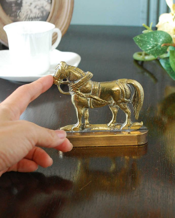 アンティーク 真鍮の雑貨　アンティーク雑貨　イギリス輸入アンティークの真鍮製雑貨、馬のオブジェ（オーナメント）。大きさはこれくらいですコレクションしたくなるくらい、いろんなサイズのものがあります。(m-3225-z)