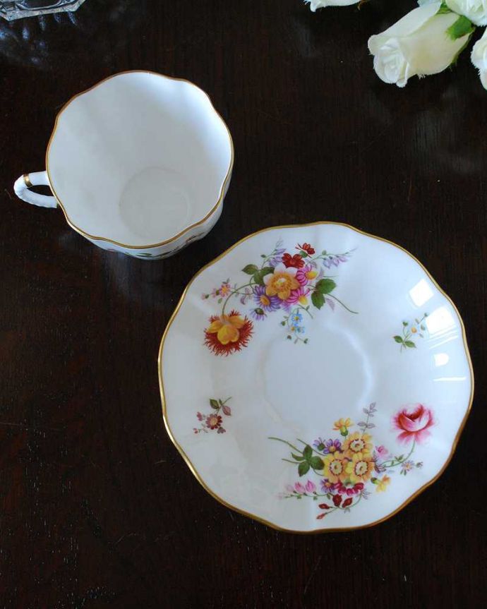 アンティーク 陶磁器の雑貨　アンティーク雑貨　ロイヤルクラウンダービー（ポジー）のアンティークカップ＆ソーサー。上から見るとこんな感じです状態のいいものだけを選んでいますが、アンティークなのでキズや欠けがある場合があります。(m-3228-z)