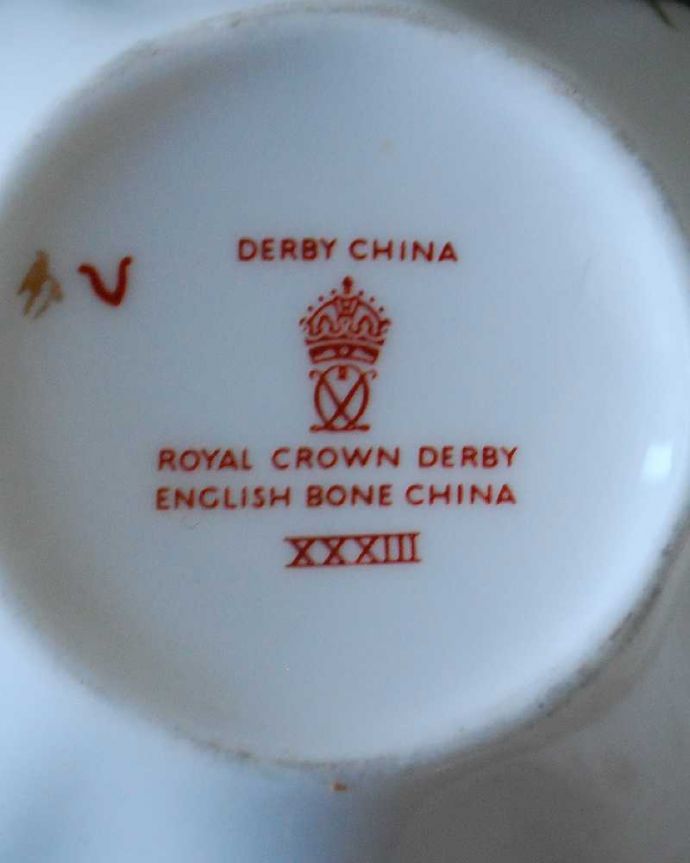 アンティーク 陶磁器の雑貨　アンティーク雑貨　ロイヤルクラウンダービー（ポジー）のアンティークカップ＆ソーサー。裏側には品質の証製造メーカー保証の意味がこもった窯印、ポーセリンマークがあります。(m-3228-z)