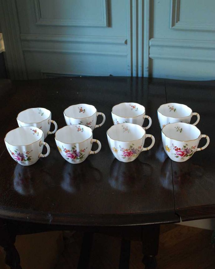 アンティーク 陶磁器の雑貨　アンティーク雑貨　ロイヤルクラウンダービー（ポジー）のアンティークカップ＆ソーサー。微妙に違うお花の模様アンティークらしく、ほんのちょっとずつお花の模様が違うんです。(m-3228-z)