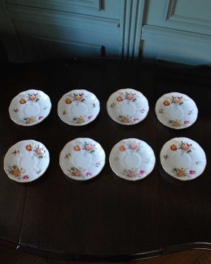 アンティーク 陶磁器の雑貨　アンティーク雑貨　ロイヤルクラウンダービー（ポジー）のアンティークカップ＆ソーサー。それぞれに個性がありますソーサーの絵も、全部がまったく同じじゃない部分がアンティークらしさです。(m-3228-z)