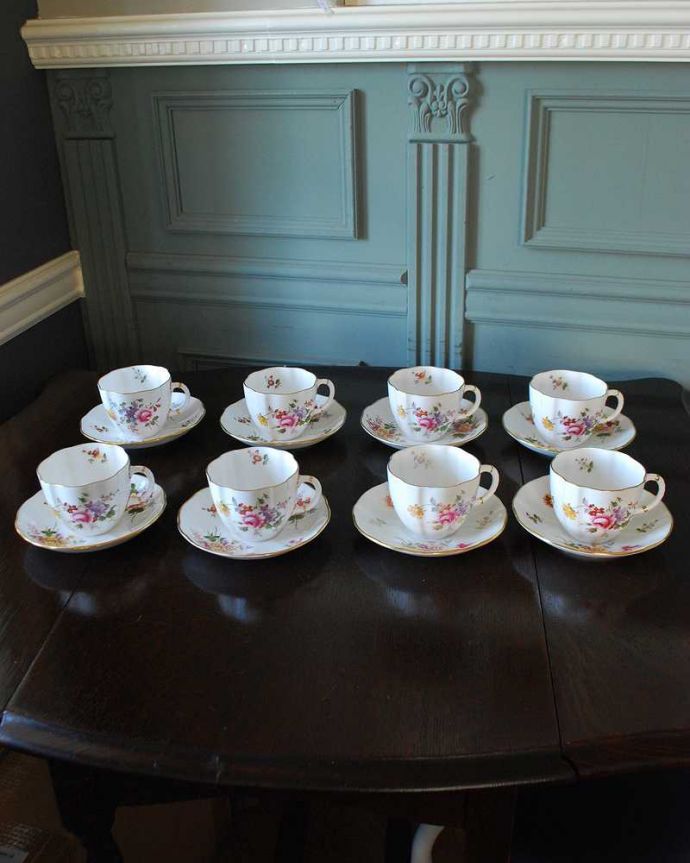 アンティーク 陶磁器の雑貨　アンティーク雑貨　ロイヤルクラウンダービー（ポジー）のアンティークカップ＆ソーサー。どれが届くかは･･･お楽しみにそれぞれに個性が見られるのもアンティークらしさです。(m-3228-z)