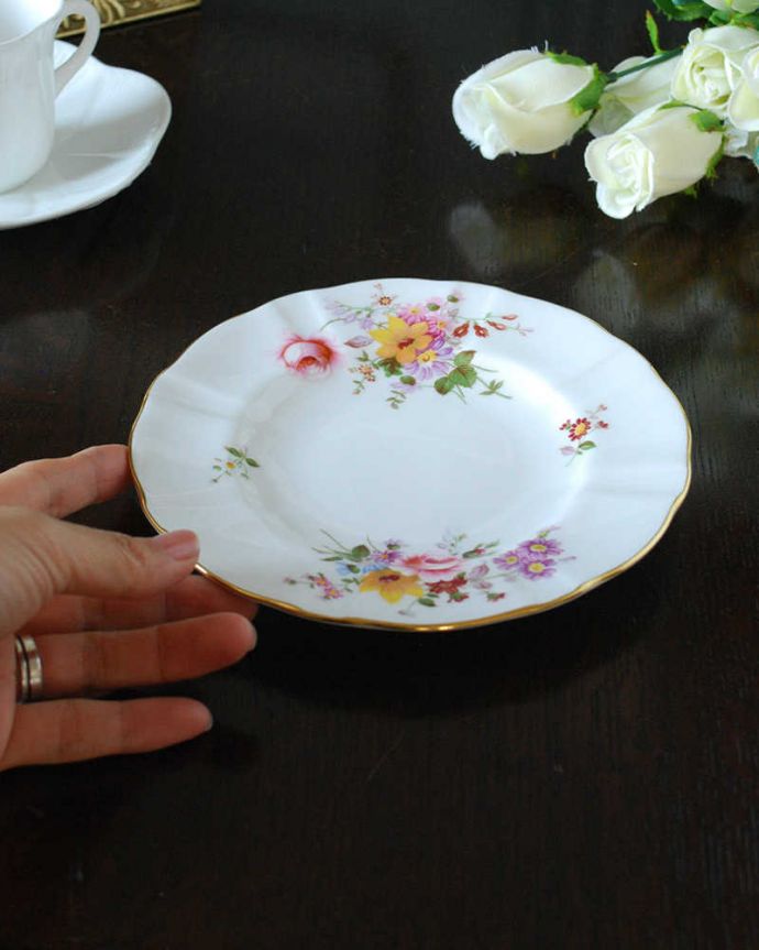 アンティーク 陶磁器の雑貨 アンティーク雑貨 ロイヤルクラウンダービー(ポジー)のアンティークプレート。飾って使って楽しむアンティーク実用的に一番使いやすいサイズ。(m-3230-z)
