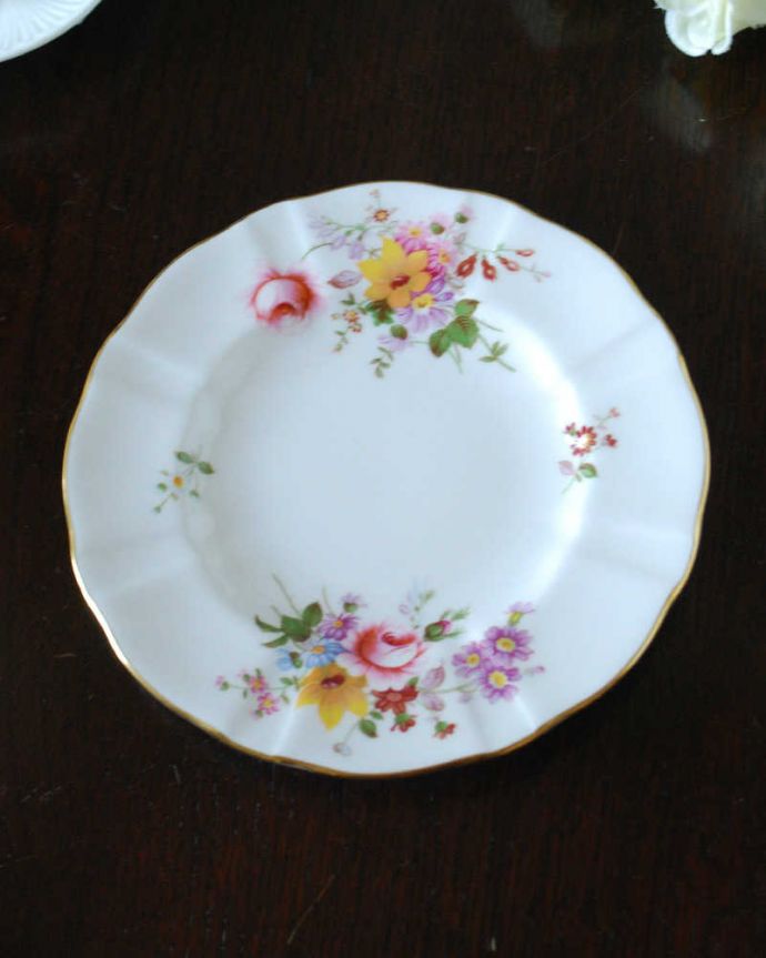 アンティーク 陶磁器の雑貨 アンティーク雑貨 ロイヤルクラウンダービー(ポジー)のアンティークプレート。上から見るとこんな感じです状態のいいものだけを選んでいますが、アンティークなのでキズや欠けがある場合があります。(m-3230-z)