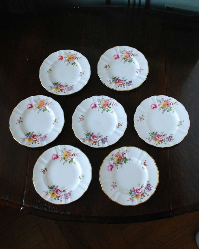 アンティーク 陶磁器の雑貨 アンティーク雑貨 ロイヤルクラウンダービー(ポジー)のアンティークプレート。微妙に違うお花の模様アンティークらしく、ほんのちょっとずつお花の模様が違うんです。(m-3230-z)