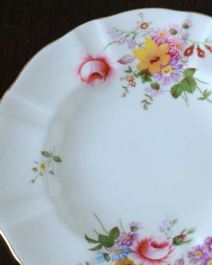 アンティーク 陶磁器の雑貨 アンティーク雑貨 ロイヤルクラウンダービー(ポジー)のアンティークプレート。長い間、愛されてきた「ポジー」お花のブーケの優雅なデザインが素敵なロイヤルクラウンダービーのロングセラーです。(m-3230-z)