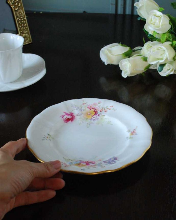 アンティーク 陶磁器の雑貨　アンティーク雑貨　ロイヤルクラウンダービー（ポジー）のアンティークプレート。飾って使って楽しむアンティーク実用的に一番使いやすいサイズ。(m-3231-z)