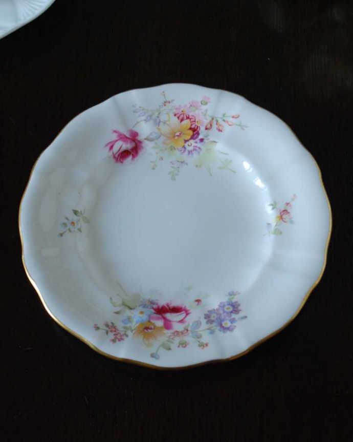 アンティーク 陶磁器の雑貨　アンティーク雑貨　ロイヤルクラウンダービー（ポジー）のアンティークプレート。上から見るとこんな感じです状態のいいものだけを選んでいますが、アンティークなのでキズや欠けがある場合があります。(m-3231-z)