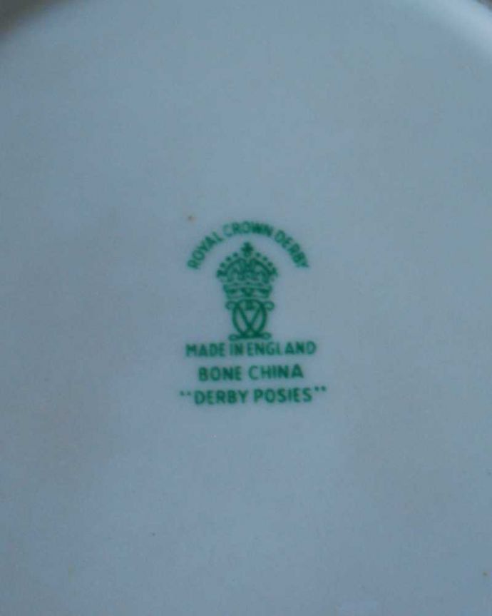 アンティーク 陶磁器の雑貨　アンティーク雑貨　ロイヤルクラウンダービー（ポジー）のアンティークプレート。裏側には品質の証製造メーカー保証の意味がこもった窯印、ポーセリンマークがあります。(m-3231-z)