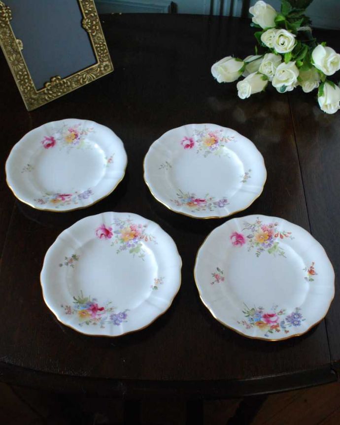 アンティーク 陶磁器の雑貨　アンティーク雑貨　ロイヤルクラウンダービー（ポジー）のアンティークプレート。微妙に違うお花の模様アンティークらしく、ほんのちょっとずつお花の模様が違うんです。(m-3231-z)