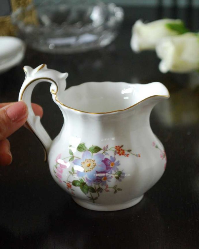 アンティーク 陶磁器の雑貨　アンティーク雑貨　ロイヤルクラウンダービー（ポジー）のお花のブーケが可愛いアンティークミルクポット。自分だけの使い方で使ってみましょうたっぷりミルクが注げるように、英国のミルクピッチャーのサイズは他の国のものと比べて大きめに作られていて実用的。(m-3241-z)